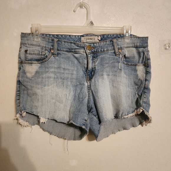 torrid Pants - Torrid 3.5" Light Wash Cut Off Raw Hem Distressed Jean Shorts Size 16